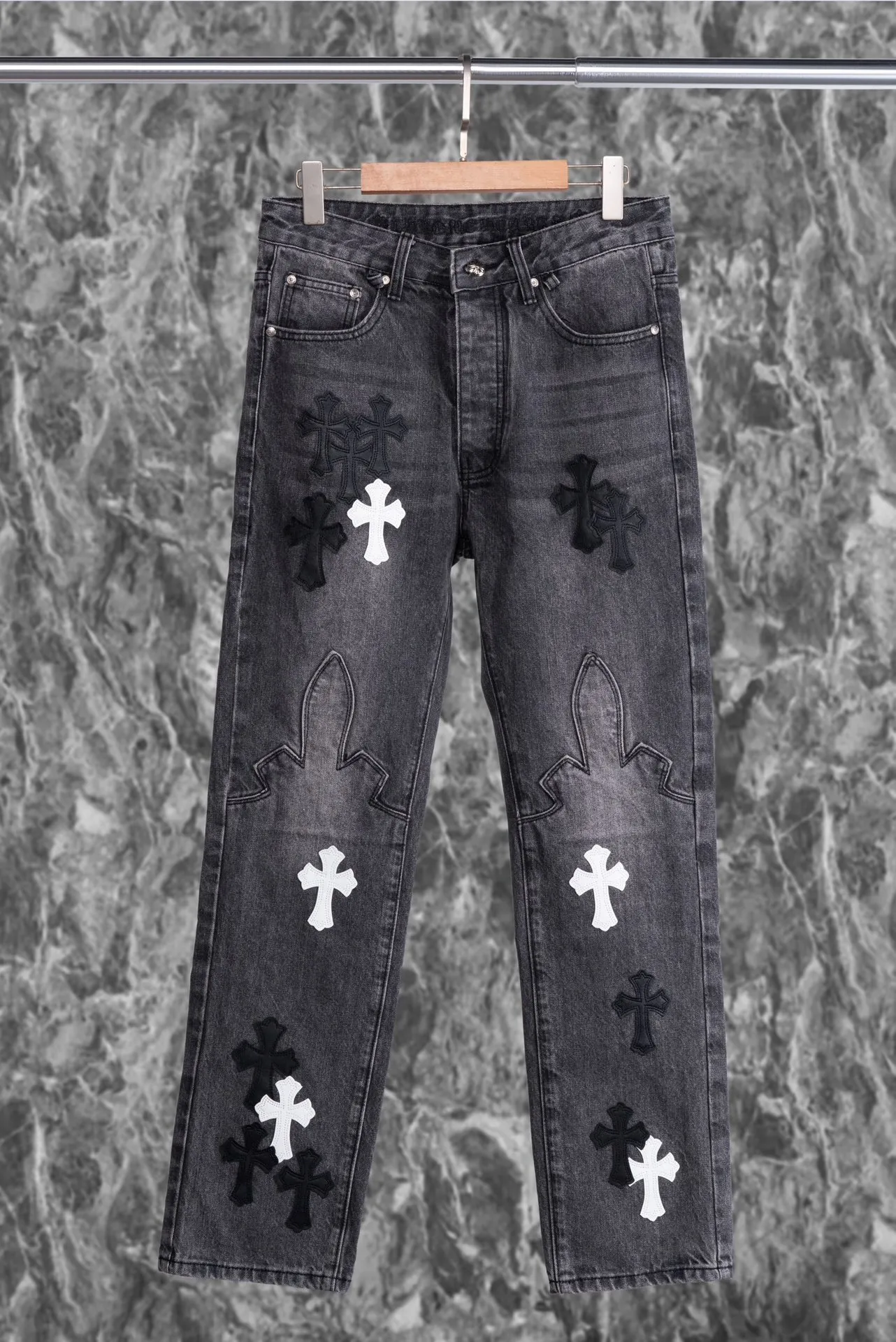 P260 Chrome Hearts Chrome Hearts city limited flame black and white leather jeans need to be washed after the finished product is disassembled and hand-made with sheepskin cross leather and then spliced ​​together. The whole piece has too many craftsmanship to describe. The cabinet price is 16W+, the patchwork is decorated with cross flowers, and the high-waisted washed jeans! ! Absolutely high-end luxury products, 8W+ level god-level single products, super popular products, made with top heavy industry, a magic weapon that cannot be missed. About Kroxin This is an extremely luxurious fashion brand, which can also be called the nobles of the high street. It has always been an exclusive brand for some hipsters or rich second generation. Compared with ordinary high streets, it is more luxurious and noble. Compared with luxury brands, it has a more fashionable personality and has always been a brand that I have a special liking for. Style number: 1566# Color: black Size: 28 30 32 34 36